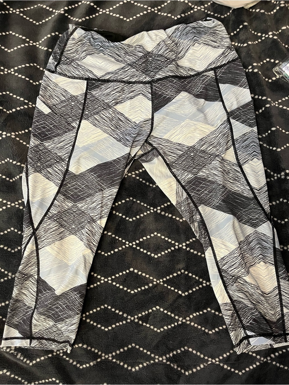 High-Waist Black & White Geometric Capri Leggings